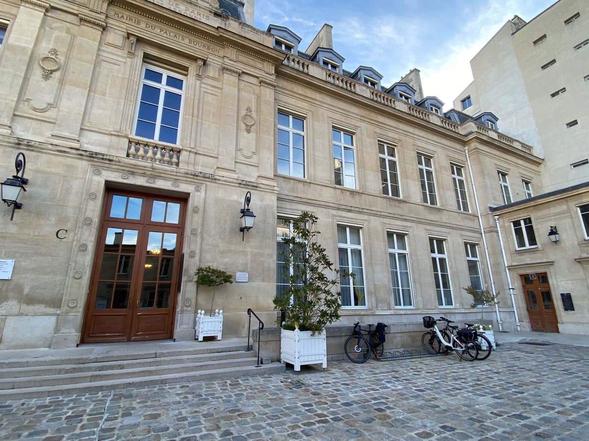 Pas ouf les pince-roues vélos de la <a href="/mairie7/">Mairie du 7e Paris</a> ! Dans un si joli cadre, des arceaux seraient tellement plus élégants…