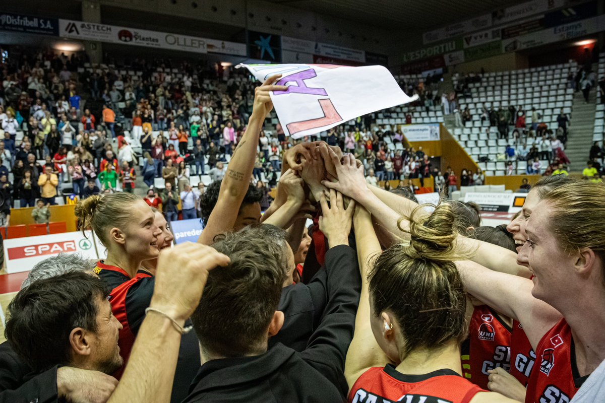 Dos imágenes que se entienden mejor juntas: ayer Ainhoa López quiso que Laura Peña estuviera presente en el corro de celebración tras el pase a semifinales. Viva el baloncesto y su gente ❤️‍🩹