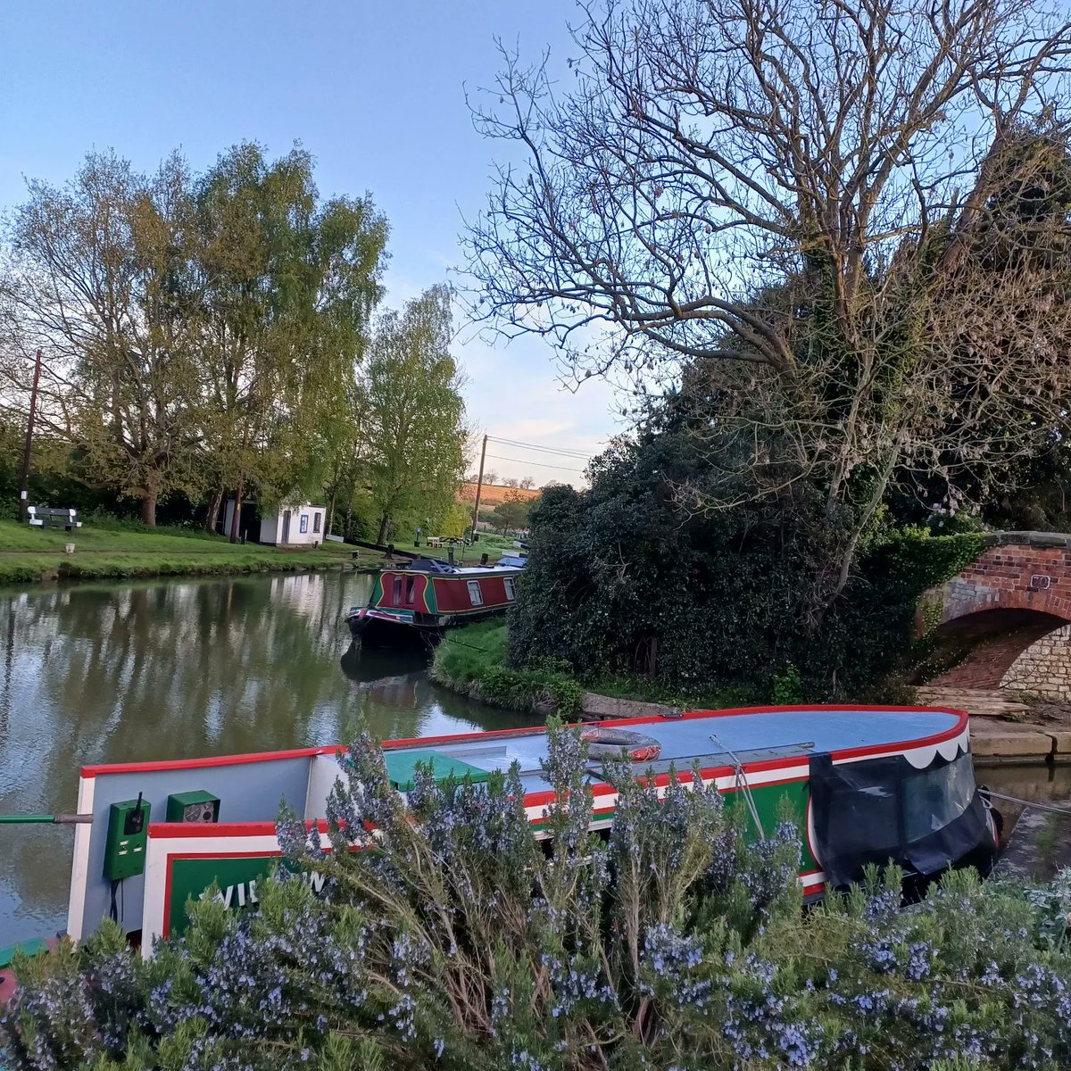 Not a bad start to any day of the week let alone a Monday. 
Early morning at @HillmortonLocks @CRTEastMidlands @CRTWestMidlands
#canal #sunrise #canalphotography #sunrisephotography #mondaymorning #monday #mondaymotivation #hillmortonlocks #canalrivertrust #warwickshire