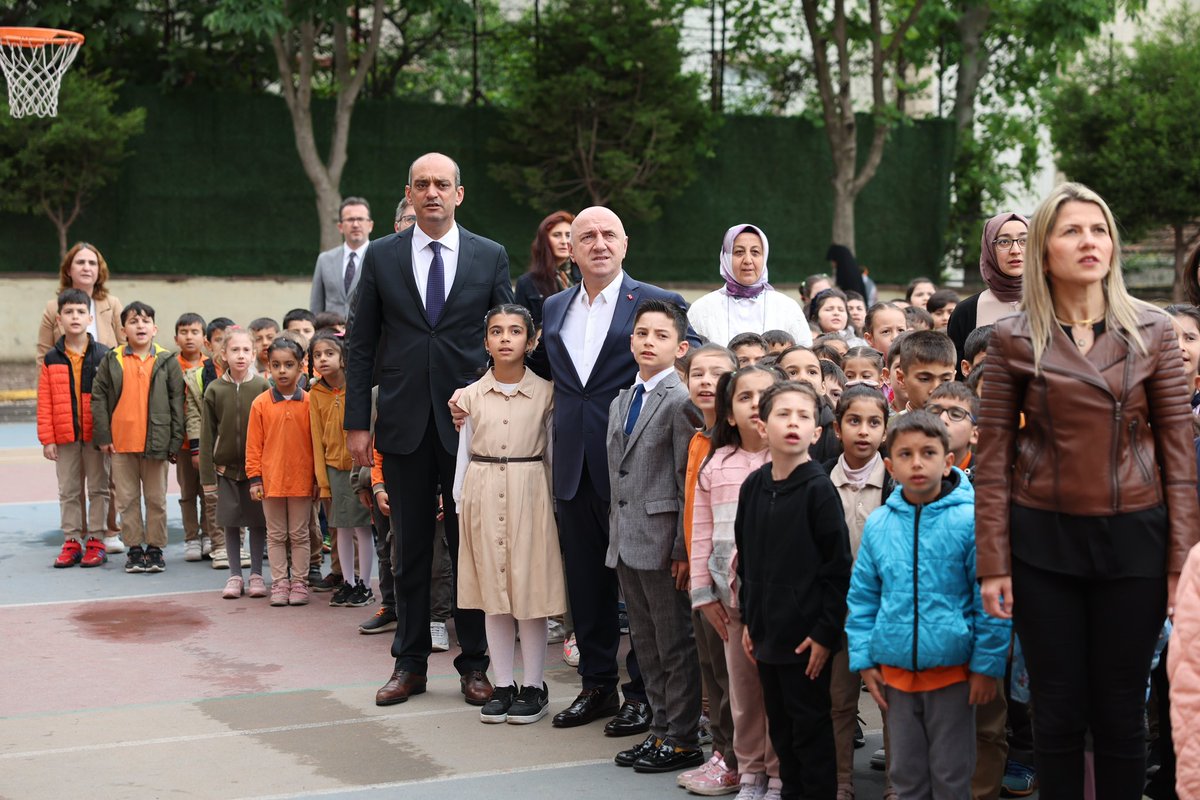 Yeni güne ve haftaya bayrak töreniyle başlamaya devam ediyoruz. Dede Korkut İlkokulu bayrak törenine katılarak çocuklarımıza iyi dersler dileklerimizi ilettik. Tüm öğrencilerimiz, esnaf ve hemşehrilerimize hayırlı ve bol kazançlar diliyorum. 📍Dede Korkut İlkokulu