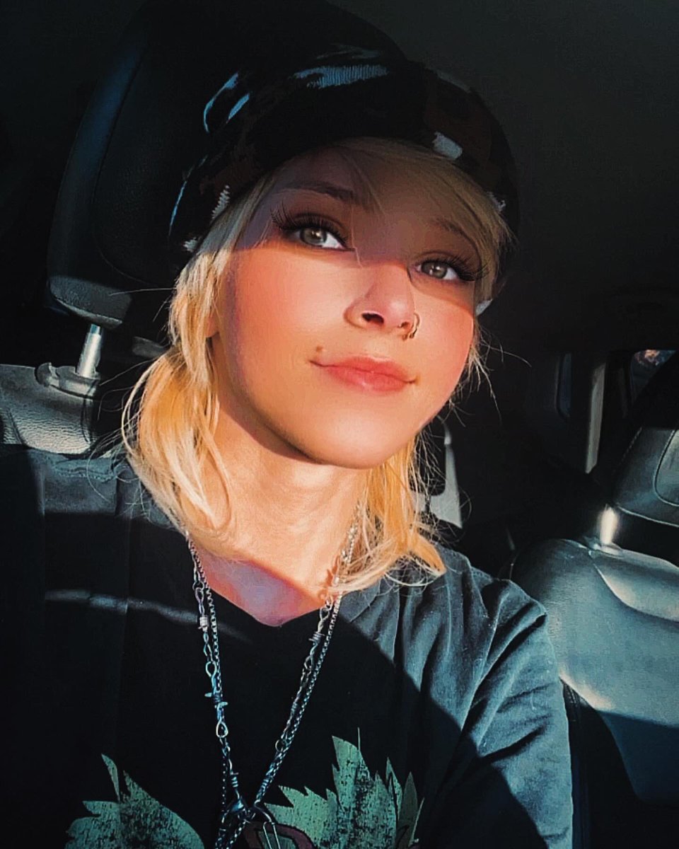 I’m a SLUT for a girl with a STRAP ON &amp; I will definitely be your WHORE if you know how to use it 🤪 (but that’s a rare kind of woman)