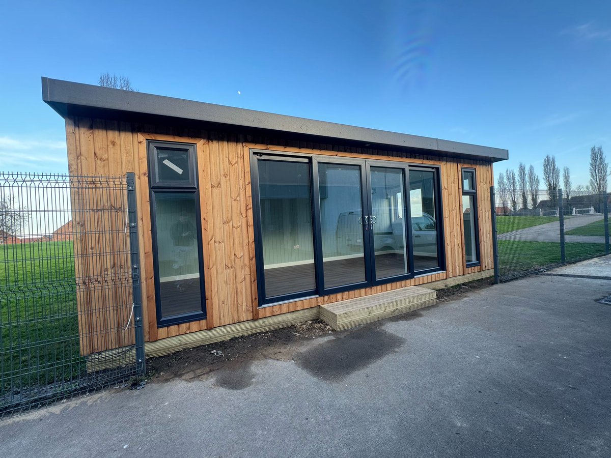 Here is a new install for Cherry Tree School. They chose a 7m x 3m Redwood cladded outdoor classroom. We've achieved a seamless integration between their new indoor space and their existing outdoor space 🙌

👉 hubs.la/Q02tVs2G0

#PrimaryEducation #SecondaryEducation