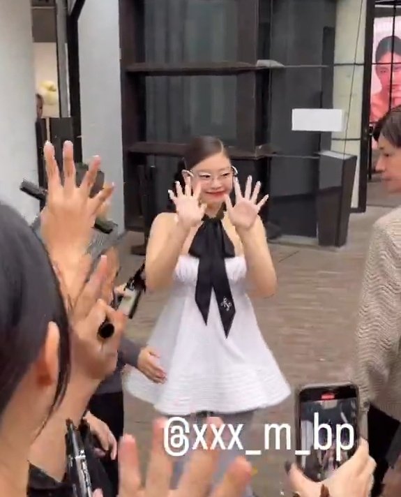 Jennie give an autograph to her fans.. she so kind.. look at how she look so effin cute like a baby too.. 

Jentle Salon in Tokyo
#JENNIExGentleMonster