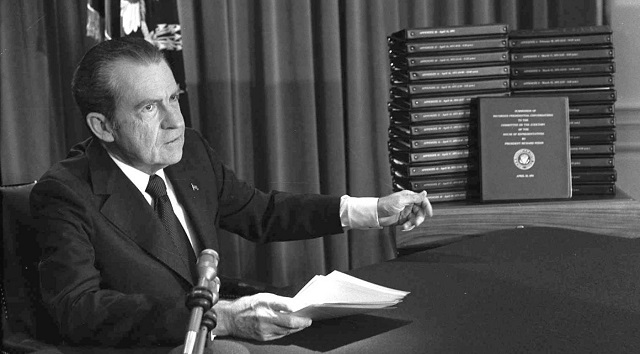 Il #29aprile 1974 #RichardNixon annuncia alla TV la diffusione della trascrizione dei nastri registrati riguardanti lo scandalo #Watergate, scoperchiato da Bob Woodward e Carl Bernstein del Washington Post. L'esito lo travolgerà, portandolo all'impeachment ed alle sue dimissioni.