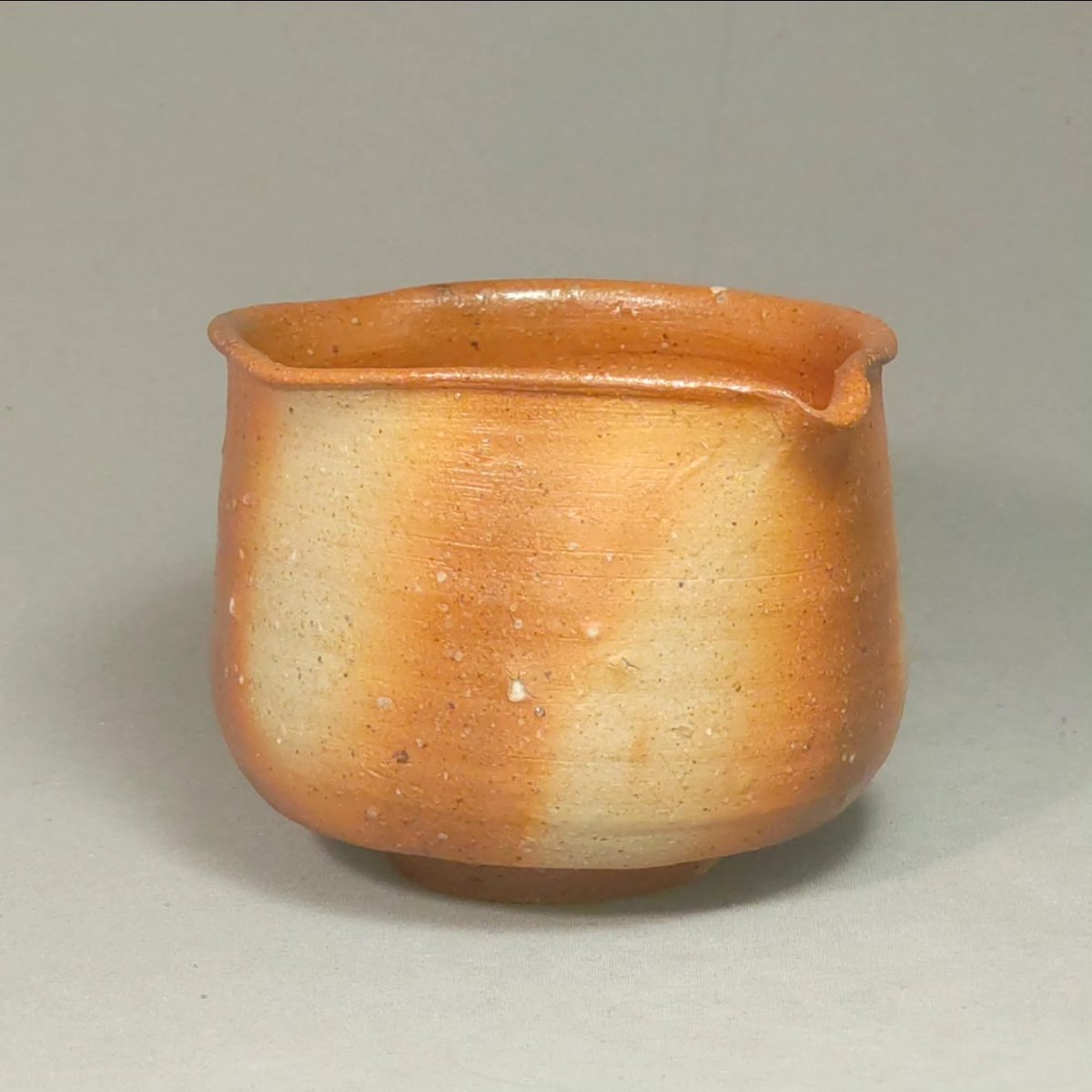 tutikokoro's tweet photo. 酒器(4)
『備前一合片口注器』
W9.8cm D8.8cm H7.0cm
詳細は
メッセージにて
お問合せお願い致します。
#備前焼 #陶芸家 #酒器 #片口 #陶器 #和食器 #備前焼のある暮らし
#和食器のある暮らし
#bizenpottery #japanesetableware #woodfiredpottery https://t.co/bn6XOCzUBM