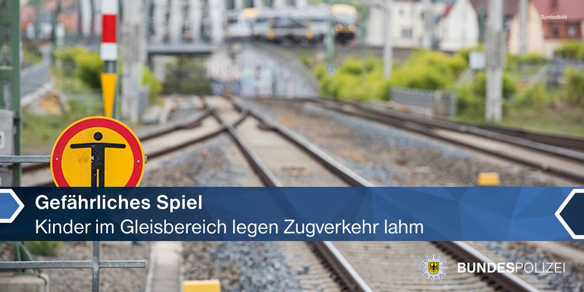 Ein Lokführer beobachtete zwei spielende Kinder im Gleisbereich am Haltepunkt #Friedrichshafen-Löwental und meldete dies unserer Streife. Die Strecke wurde gesperrt, um einen Unfall zu verhindern.

Mehr dazu ▶️  sohub.io/mc3p