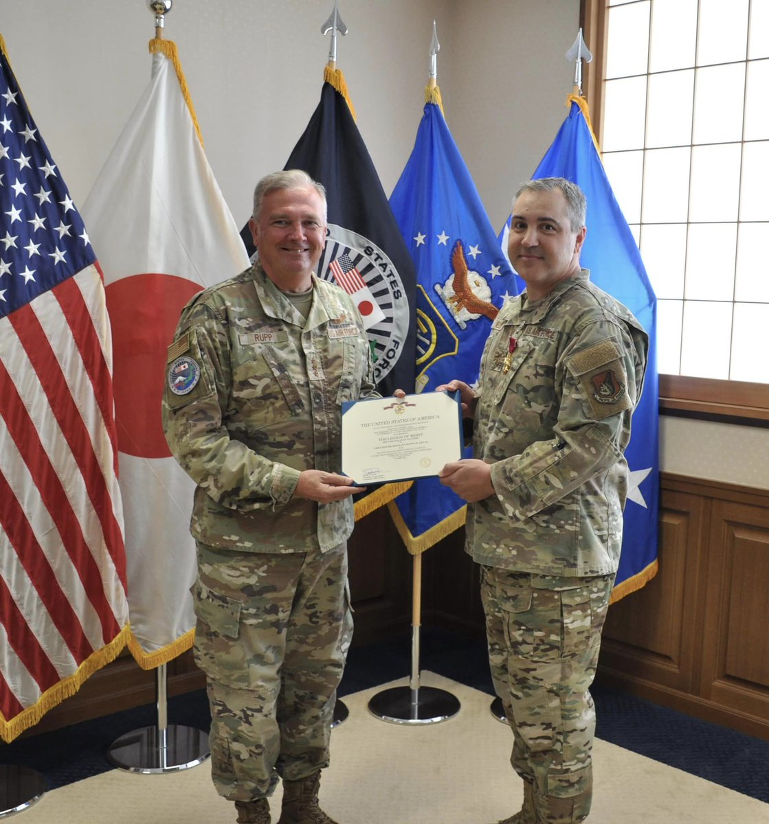 Today Lt Gen Ricky Rupp, USFJ & 5AF commander, presented CMSgt Shawn Aiello, 5AF command chief, with an end of tour decoration.
Congratulations on your well-deserved recognition🎉 & good luck on your next assignment as the Global Strike command chief at Barksdale AFB, Louisiana!