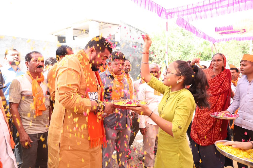 rajeshchudasma's tweet photo. " જનતા જનાર્દનનો હુંકાર, ૪ જૂન ૪૦૦ પાર "

આજે 13-જૂનાગઢ લોકસભા ક્ષેત્રના 89-માંગરોળ-માળિયા વિધાનસભાના કુકસવાડા જિલ્લા પંચાયત સીટના ગ્રામજનો સાથે જનસમર્થન સાથે વિજય પ્રાપ્ત કરાવવા તેમજ વિકસિત ગુજરાતથી વિકસિત ભારતની સફરમાં આગળ ધપાવવાનો સંકલ્પ કર્યો.
આ બેઠકમાં ધારાસભ્યશ્રી ભગવાનજીભાઈ કરગટીયા તથા પાર્ટીના હોદ્દેદારશ્રીઓ હાજર રહ્યા.(1/3)

#AbkiBaar400Paar
#ModiKaParivar
#JunagadhLoksabha