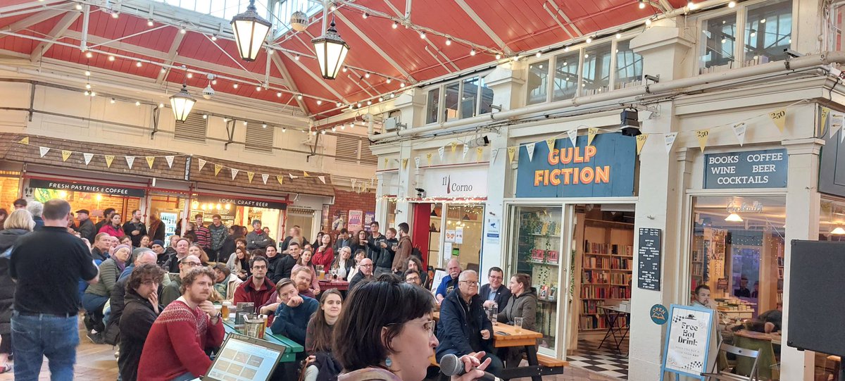 Packed house for our inaugural Space Night outreach event in the @CoveredMarketOx. Thanks to @SpaceStoreUK, @tapsocialbrew, and Gulp Fiction for putting on a great show! And to all our speakers: Katherine, Shubham, Henry, Jon, @xo_planets, @astro_meganne and @morethanadodo!!
