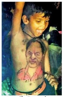 BRSParty_News's tweet photo. #KCR ❤️

అభిమానం అంటే ఇట్లుంటది మరి 👇

శరీరంపై కేసీఆర్ బొమ్మతో బాలుడు https://t.co/Q6sIrnk0fI