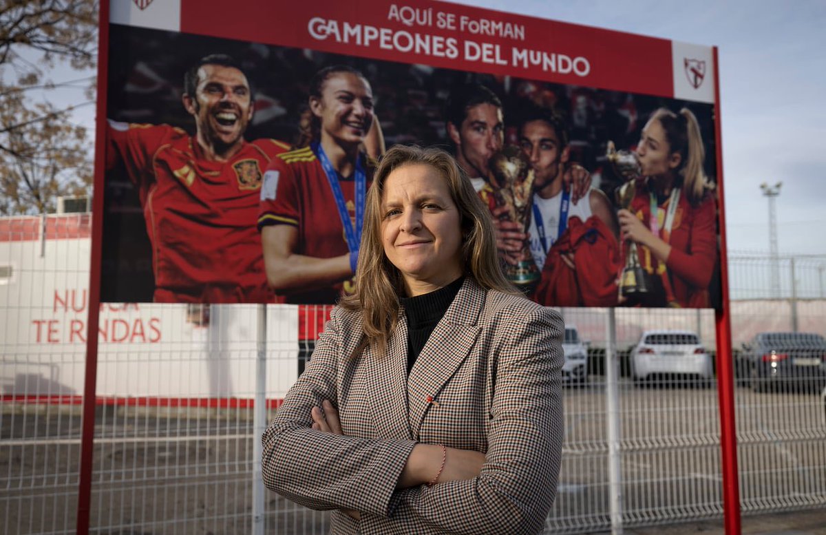 ¡Hoy celebramos el cumpleaños de 𝐀𝐦𝐩𝐚𝐫𝐨, nuestra directora de fútbol femenino! 🎂🥳 ¡Que pases un gran día! 🎁⚪️🔴 🎉 ¡𝔽𝕖𝕝𝕚𝕫 𝕔𝕦𝕞𝕡𝕝𝕖𝕒ñ𝕠𝕤 de todo el #SevillaFCFem, @AmparoTosiriana! 🔝⚽️ 📸: @diarioas #WeareSevilla