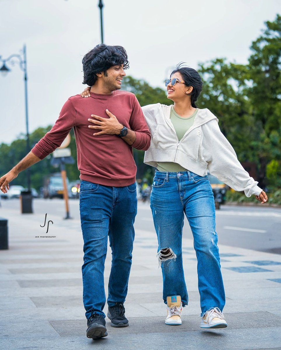 withlovejames's tweet photo. I really love this frame!🤎🤍
@naslenofficial @MamithaBaiju_ 
I watched this movie six times in three days...What Love,Comedy, Friend's Bonding,Chemistry,Superb One and Obviously Special One!❤️ #Premalu @BhavanaStudios
#Specialmovie 
#Malayalamindustry 
#IndianFlim 
#Appreciate https://t.co/tLTEc3AkDt