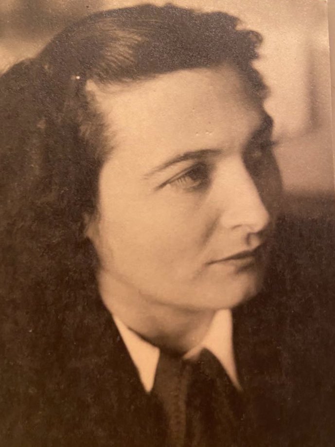[#CeJourLà] Le 29 avril 1945, en vertu d’une ordonnance du général de Gaulle, les femmes 🇫🇷 votent pour la 1️⃣ère fois. L’aboutissement du combat des suffragettes mais aussi la suite des élections de Corse libérée, lors desquelles Renée Perini-Pagès a été élue à Ajaccio !