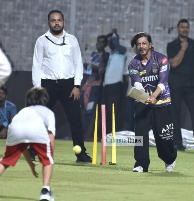 .@iamsrk and #AbRam join in for a quick #cricket practice session with team #KKR at the #EdenGardens ahead of today's match with #DelhiCapitals Dad-son goals, eh? 😍 #ShahRukhKhan #SRK #ShahRukh #KKR #IPL24 #IPLUpdate #KolkataKnightRiders
