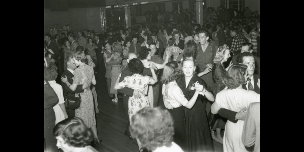 It's International Dance Day. But to be honest we don't need any excuse to share this gorgeous photo by local photographer John Seymour, of a dance held at the Samson and Hercules ballroom in the 1940s. To see more of his images, go to Picture Norfolk ow.ly/hPAF50RnW4M