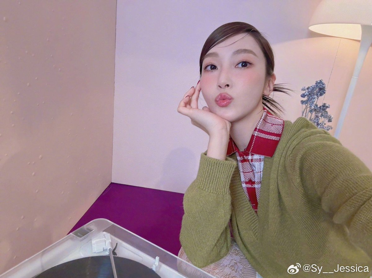 [Jessica Jung Weibo] 240429 Sy__Jessica: 祝大家有個很哇塞的一周~ Happy Monday Maomaos🐰🌼🌸🍓#五一随手拍 📍 South Korea #JessicaJung #제시카