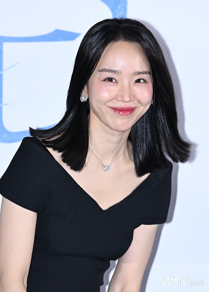 [📸] 240429 #ShinHaeSun at the press conference of movie <#Following> with her short hair😍

#신혜선 #ShinHaeSun #ShinHyeSun #申惠善 #シンヘソン #그녀가죽었다 #Following