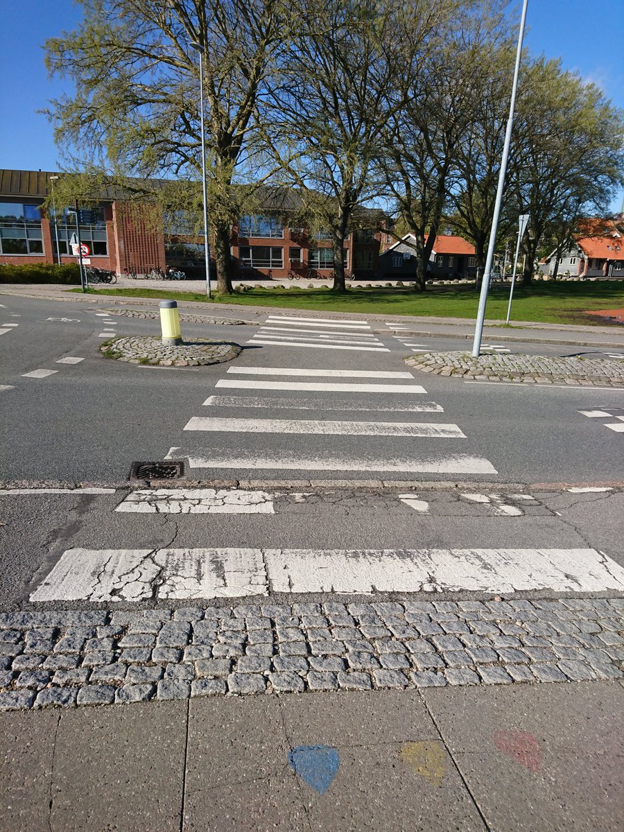 Gåturen fra Nyborg St til Bastionen skal udnyttes til StreetComplete indsamling af geodata til #openstreetmap. Ingen taktil markering i rundkørslen her.