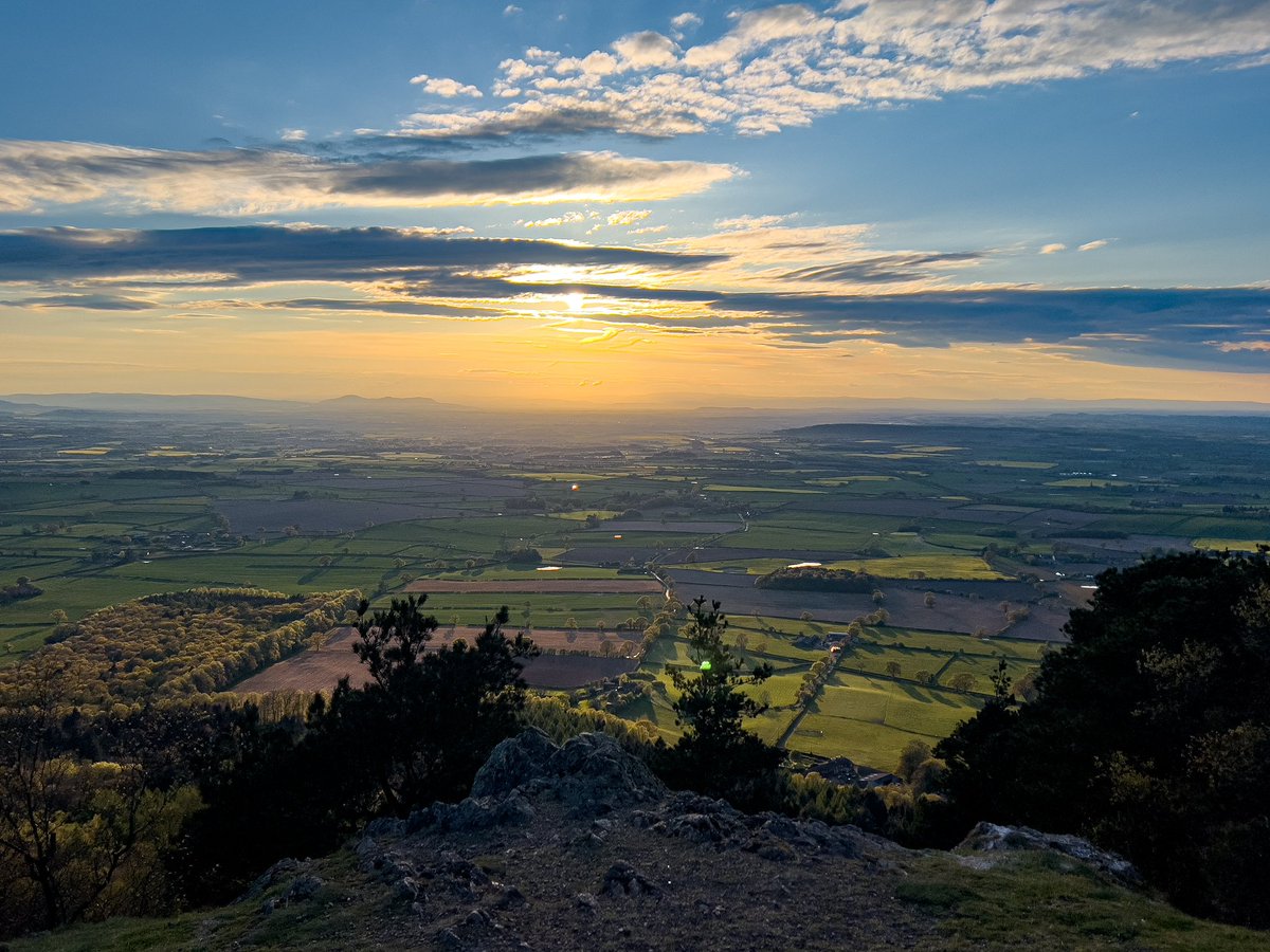 A few more pictures from Sunday evening on the #Wrekin I had a new, wider lens to try out and I’m pretty happy with it. Have a fabulous week folks 😘 #Shropshire #Sunset