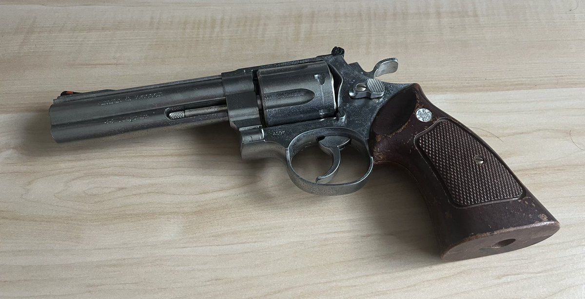サバゲーやるからみんなで銃買いに行こうぜ！って職場の人と買いに行ってみんな電動の自動小銃みたいなのを買う中で、俺だけ「やっぱリボルバーやろ！！」って中古のこれ買って乗り込んだら、六発しか入らないわ弾が真っ直ぐ飛ばないわ「なんでこれにしたの？」って言われるやらでひどい目にあった。