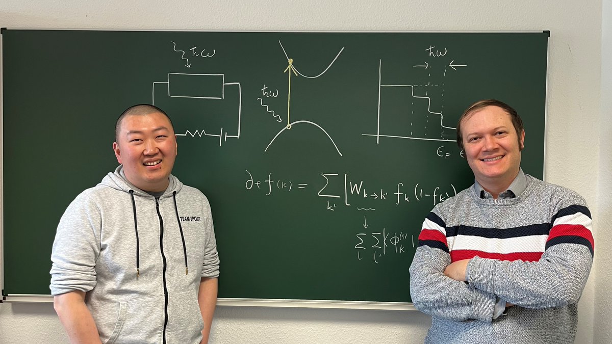 Es gibt Materialien, die für #Licht einer best. Frequenz durchlässig sind. Wenn man sie mit solchem Licht bestrahlt, können dennoch elektr. Ströme entstehen, anders als angenommen. Das haben Forscher von #UniLeipzig und TU Singapur herausgefunden. uni-leipzig.de/newsdetail/art… #physik