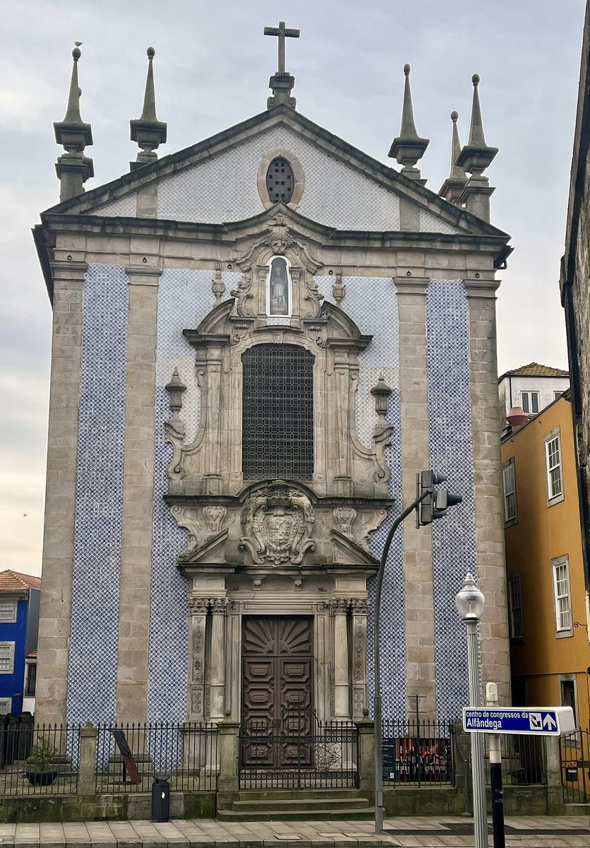 You are never far from an amazing #church in the beautiful city #Porto #Oporto #VisitPortoNorth 🇵🇹🤩🇵🇹#BestOfPortugal #VisitPortugal #Portugal #Portuguesa #Portugues Have a good day all🌻🌞😊 #Monday #MondayMood #MondayMorning #Travel