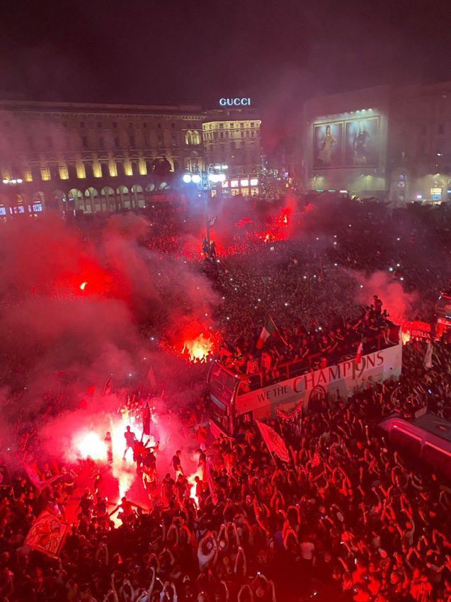 Questa è una foto dei festeggiamenti del Milan per lo scudetto di due anni fa Ho allargato bene la foto e ho potuto contare, indistintamente, 1 milione e 100 mila persone Poi mi sono fermato perché non so contare oltre #iminter #IM2Stars #scudetto #secondastella #duomo