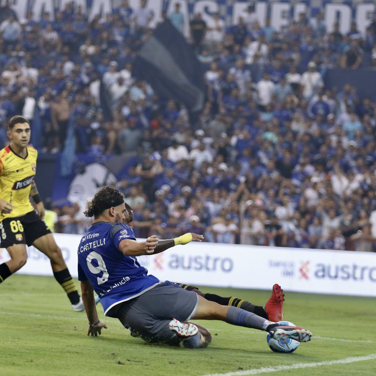 Emelec_PSF's tweet photo. Final dramático en el Capwell: Ortiz y Ayoví los protagonistas del día.

#CSE 1 🆚 1 #Bsc

#PorEmelec 🤜🏻🤛🏻⚡ https://t.co/51bCvUOcSX