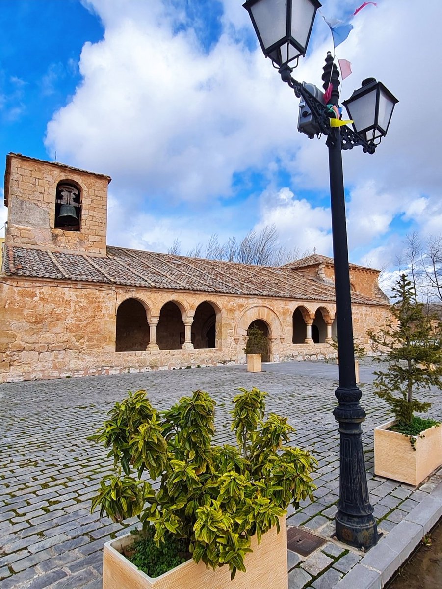 En plena Ruta del Vino nos espera Peñalba de San Esteban, localidad bañada por las aguas del río Pedro, cuya iglesia de Santa María la Mayor cuenta con una galería renacentista aunque de orígenes románicos.

#peñalbadesanesteban #turismo #soria #riberaromanicoyvida @CyLEsVida