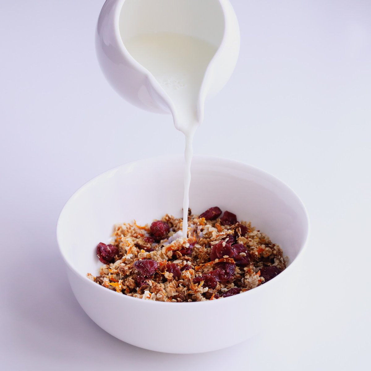 🥣 Making your own granola with #LowPotassium fruit & no nuts makes it suitable for those following a #LowPotassium/#LowPhosphate diet: kidneycareuk.org/get-support/he… ❗ Nutrition values are calculated per serving & diet guidelines will vary person. Talk to your #KidneyTeam for advice