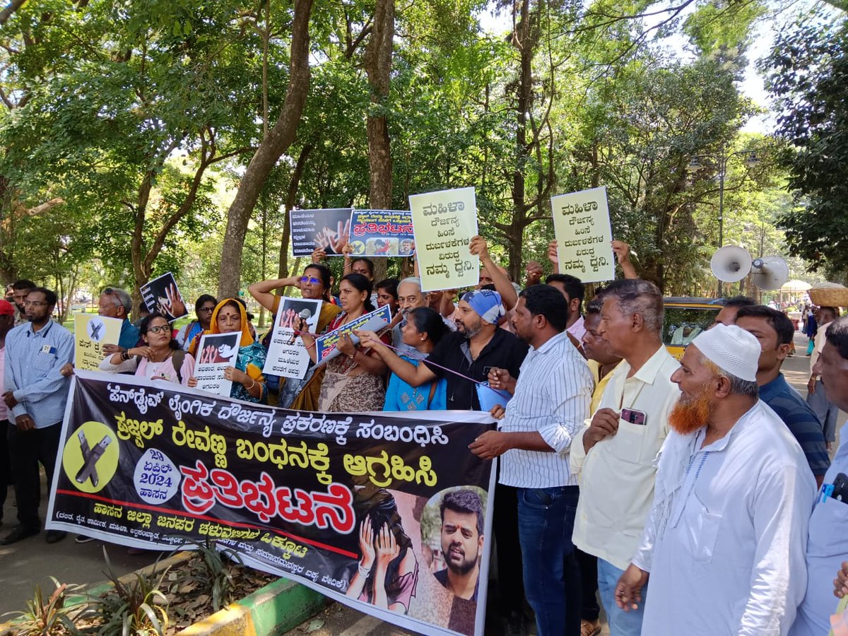 Protest against #PrajwalRevanna intensified with hundreds of #progressive women staged #protest demanding former arrest in #hassan @NewIndianXpress @Cloudnirad @ramupatil_TNIE @AshwiniMS_TNIE @JdsKarnataka