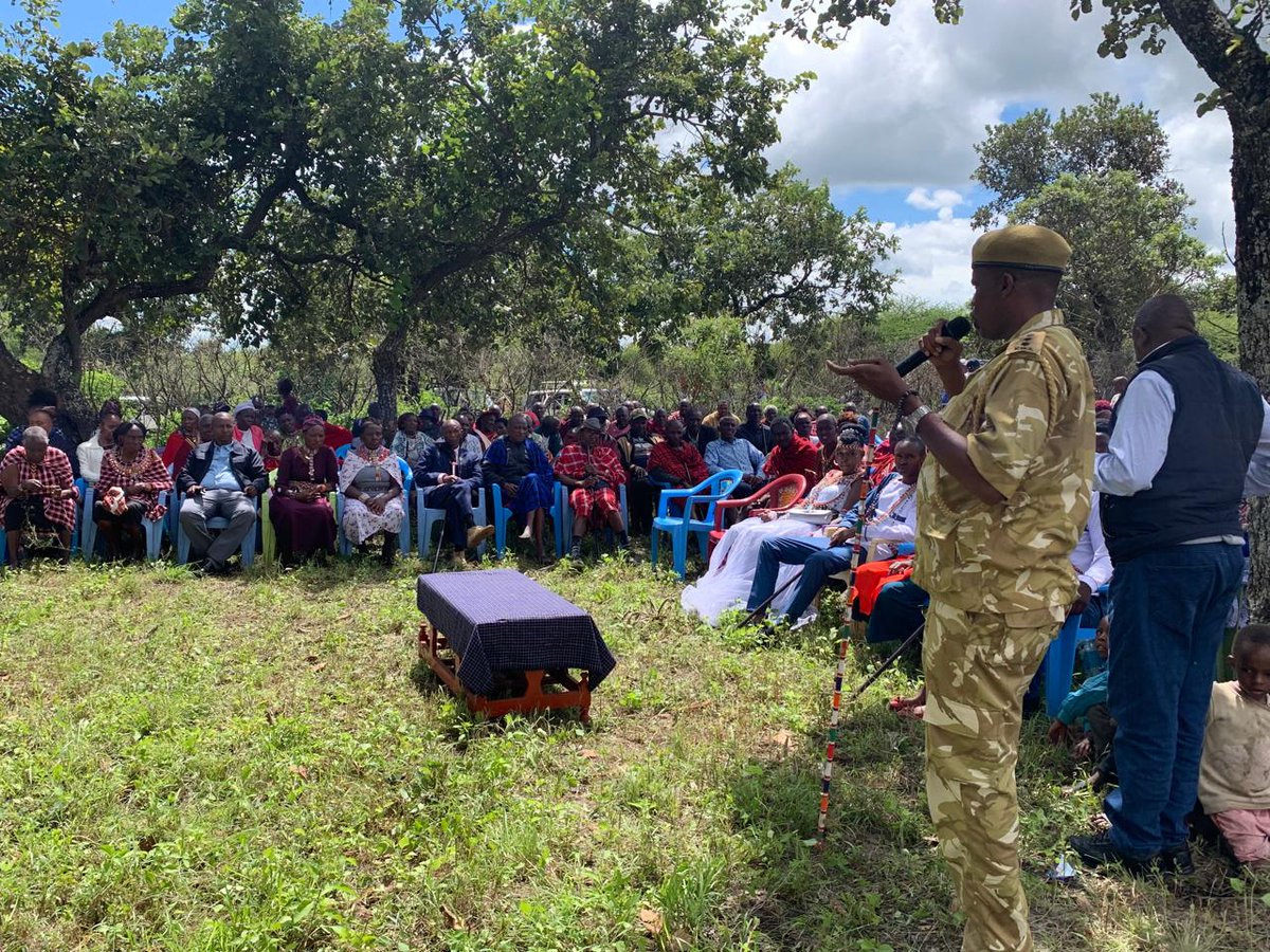 Kenya Wildlife Service officers in Loitoktok facilitated a vital community gathering at Senta area within Kuku ranch, addressing the pressing issue of Human-Wildlife Conflict in the region. #CommunitiesForWildlife #PromotingHumanWildlifeCoexistence #TunzaMaliYako