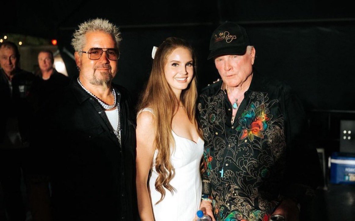 🚨| Lana Del Rey stuns with @TheBeachBoys members 🫶🏻🍒