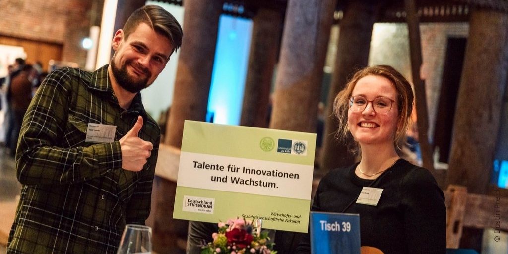 A little #throwback to this years Get Together, for the #Deutschlandstipendium where 77 annual #scholarships were given to WiSo students.💚💚 Want to find out more? Check our news 👉: uni.koeln/V8RTT