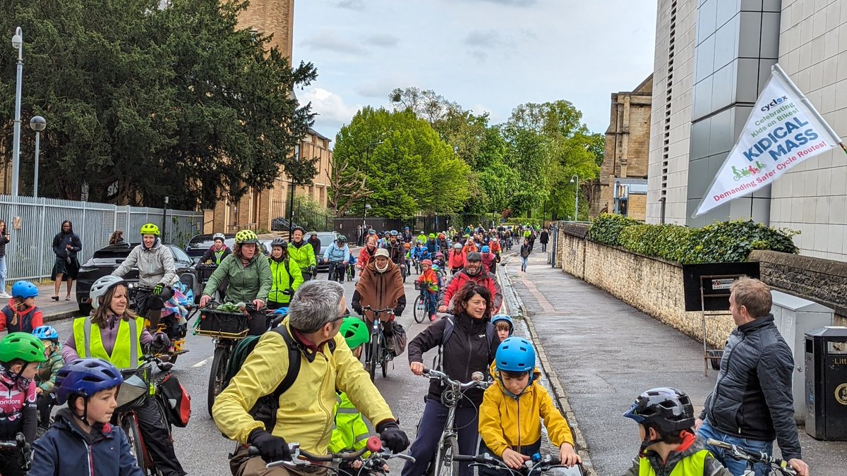 Roped in to help with #KidicalMass on Sunday by @cycloxoxford it was worth it for hearing a little'un say 'This is fun!' Despite the pre-start having rainy weather the turnout was great, showing how families can enjoy cycling when it's safe to do so. @APPGCW @Chris_Boardman