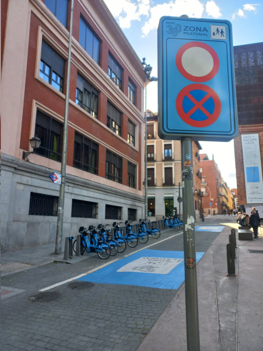 Hace un año,recibimos el compromiso del Área de Movilidad y MA del <a href="/MADRID/">Ayuntamiento Madrid</a> para revisar la señalizacion a fin de facilitar la permeabilidad ciclista y mejorar la coherencia e interpretación
A fecha de hoy, nada se ha hecho y siguen las incongruencias
<a href="/bcarabante/">Borja Carabante</a> 
<a href="/LolaOrtizSanch2/">Lola Ortiz Sanchez</a>