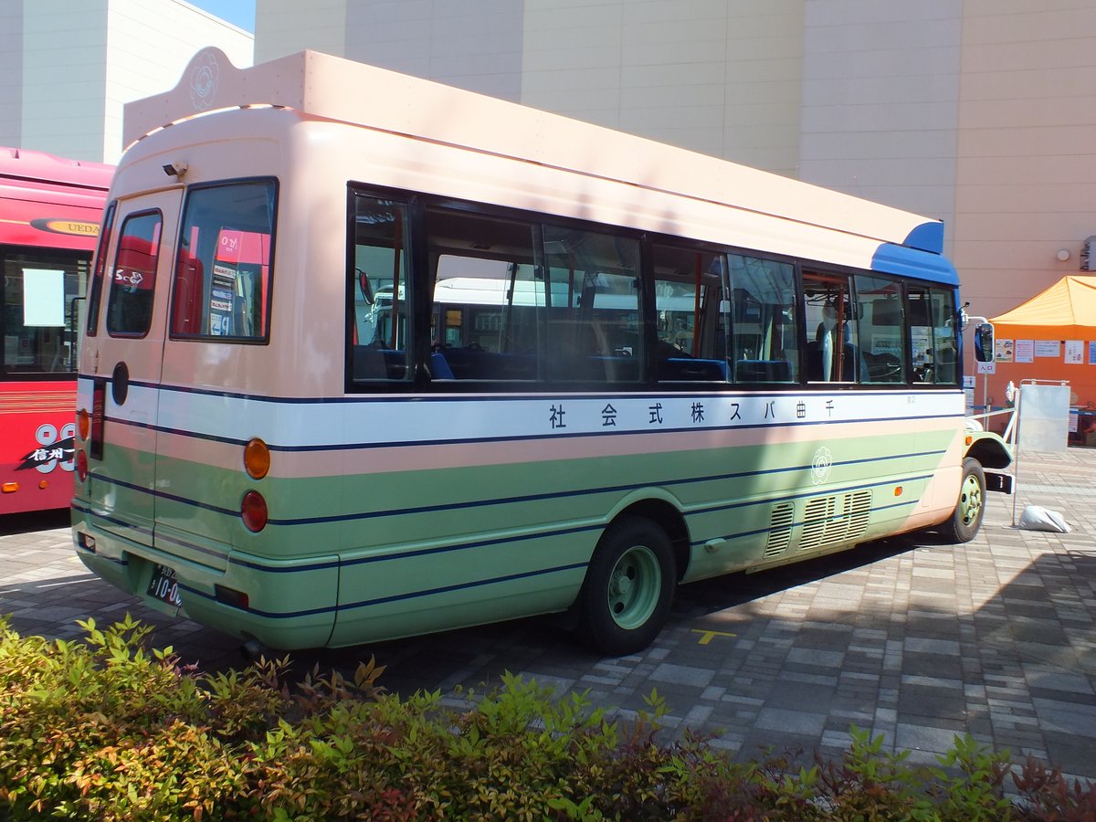 千曲バスの三菱ローザのボンネットバスです。遂にカメラに収めることが出来ました。カラーが昭和の時代まで使用していた路線バスの旧塗色です。すごいですね。何なら観光バスに昔の紫色をモチーフ旧塗色や原稿カラーの前に斜めラインの入った観光バス色を入れるとバズると思いますね。