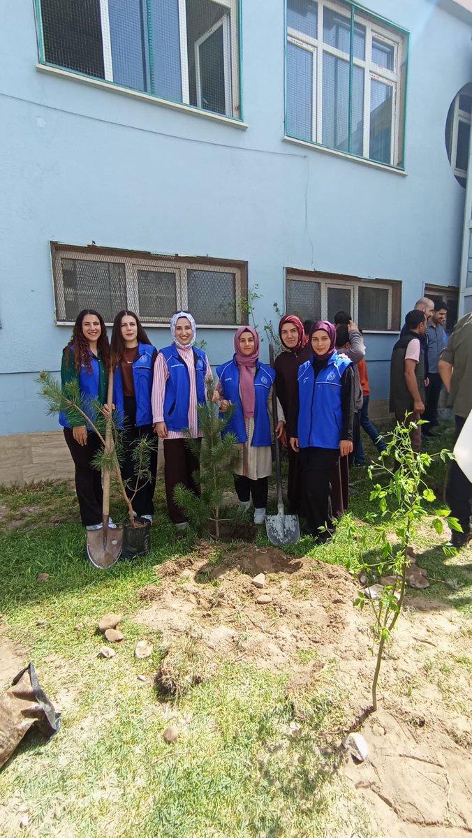 Bugün, Şehit Polis Adem Cankurtaran Ortaokulunda ağaç dikimi etkinliği gerçekleştirdik. Çocuklara nefesimiz olan ağaçların önemi konusunda bilgilendirme sağladık🥰🌲🌳🌴