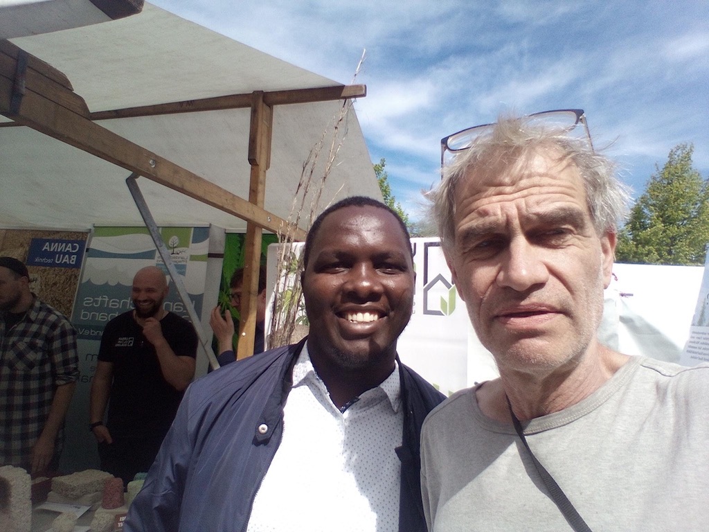 Gute Gespräche über nachhaltiges Wohnen und Bauen mit Hanfbaustoffen. Der Hanfkalkexperte Dr. Norbert Höpfer im Gespräch mit einem Kollegen aus Tansania.

#Umweltfestival #Hanfkalk #Berlin @GrueneLiga_B