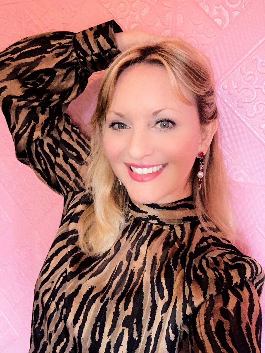 #singer #songwriter #musician #hollygraham #healer #officialhollyg #intuitive #animalprint #fauxanimalprint #nashvilletn #musiccity #countrymusic #music #musicartist #tigerprint #leopardprint #greeneyes #hazelgreeneyes #blondehair #goldenblonde #feelingpretty #top #celebrity