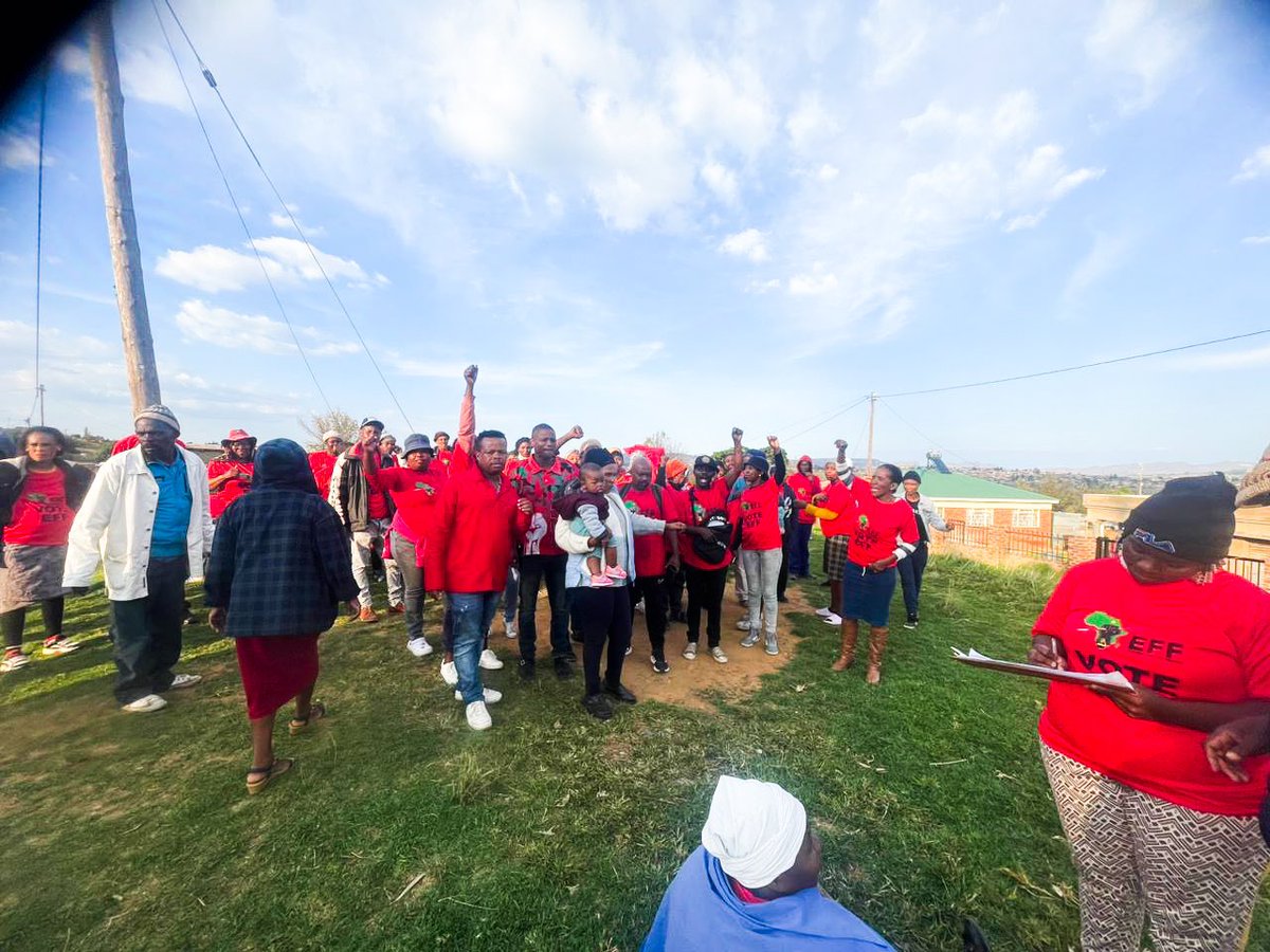 🚨30 Days To Go🚨

The work of ensuring that we save our people from the chains of poverty, lack of service delivery continues.

Thabo Mofutsanyana Regional Chair, debriefing fighters of Bolata cluster in Maluti A Phofung after door to door yesterday.

#VukaVelaVota #VoteEFF2024