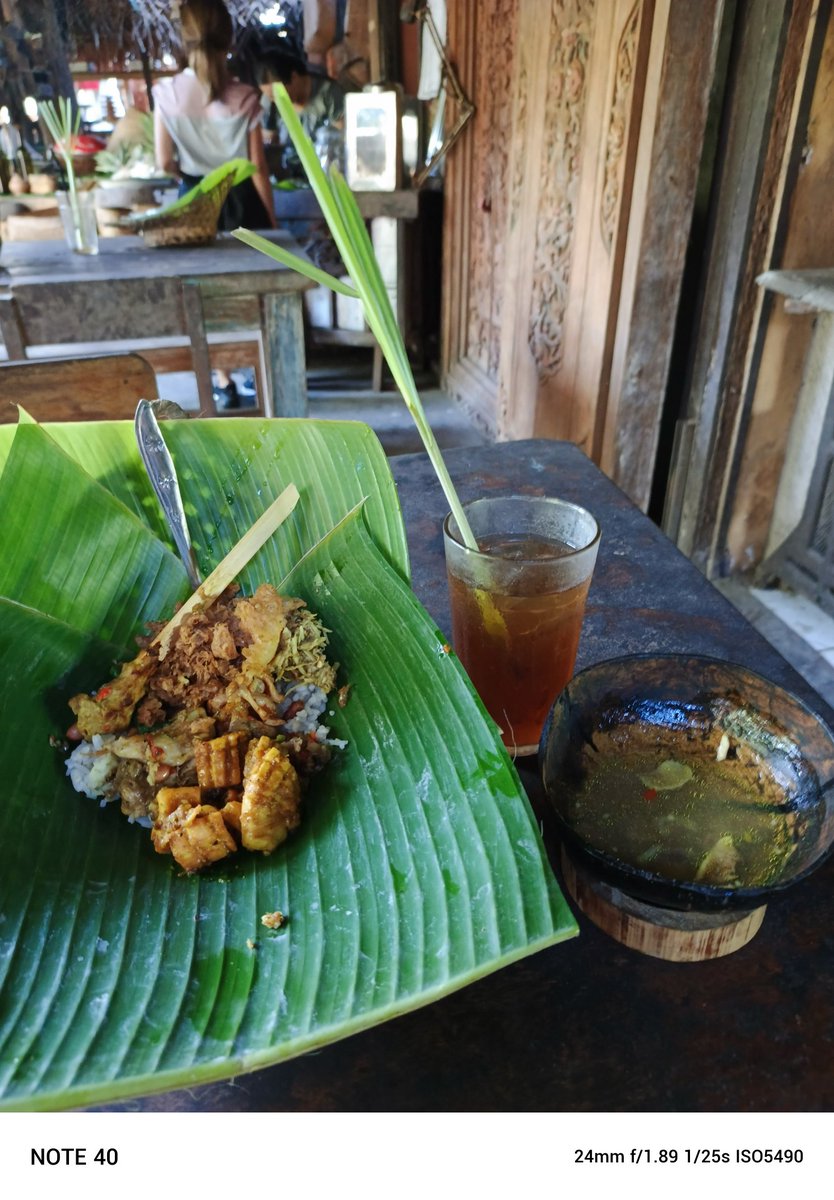 Dinner timeish! ⏰

What's for eats in #Bali? 👀

Different kinds of chicken on rice served on a banana leaf? 🤤🍚🍗 With soup and iced tea?!?! 😫

Feed usssss!

📸: @anamazingbali

#WonderfulIndonesia #WonderfulJourney #Indonesia #IndonesianFood