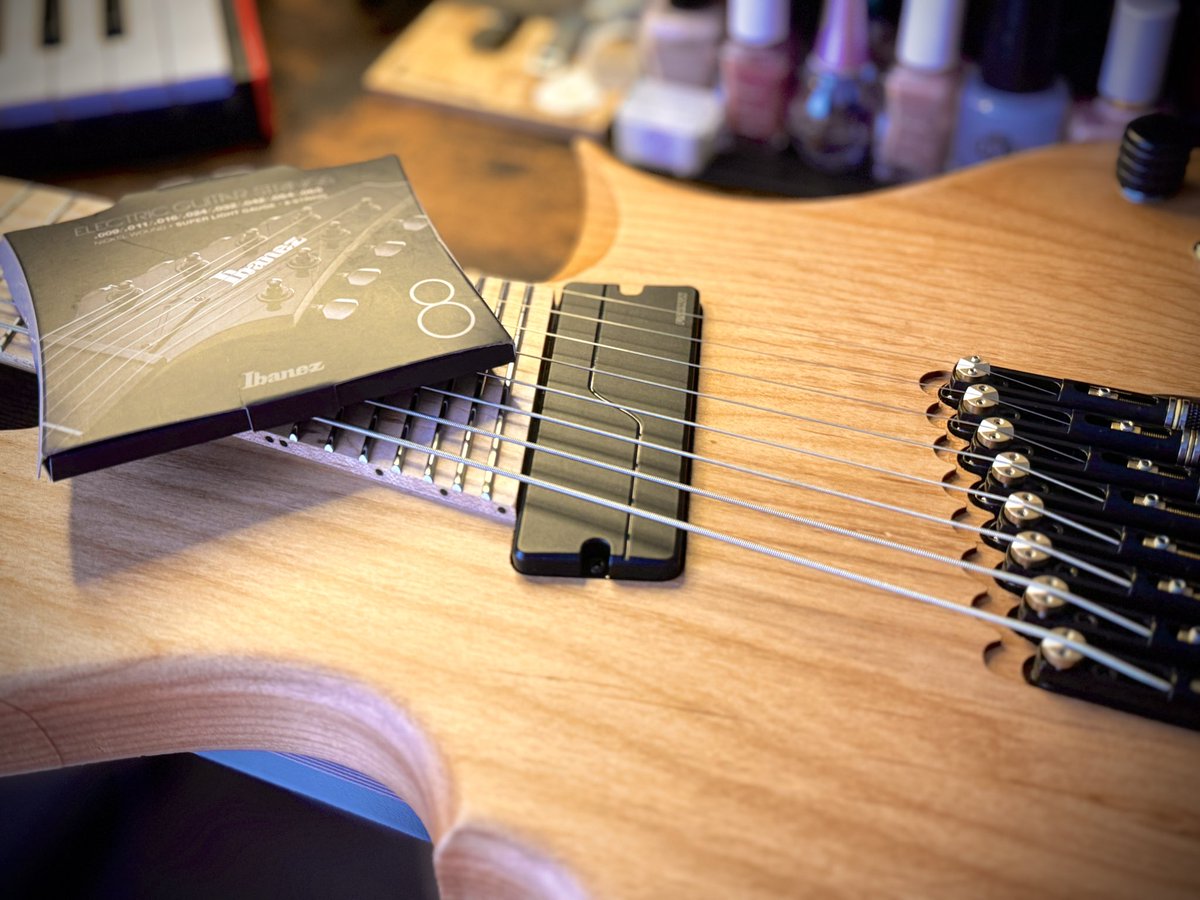 ちびこいギターは小さなデスクの片隅でも弦交換できるのが何気に良いところ