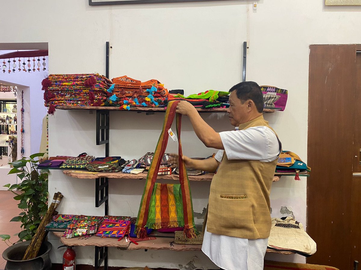 Mr. Nirupam Sir, a senior politician from Mizoram and current member of #NCST, visited @tribesindia shop in New Delhi, expressing gratitude for the marketing platform provided to tribal artisans and entrepreneurs by #TRIFED.

#Vocal4Local #BuyTribal #TribalEmpowerment