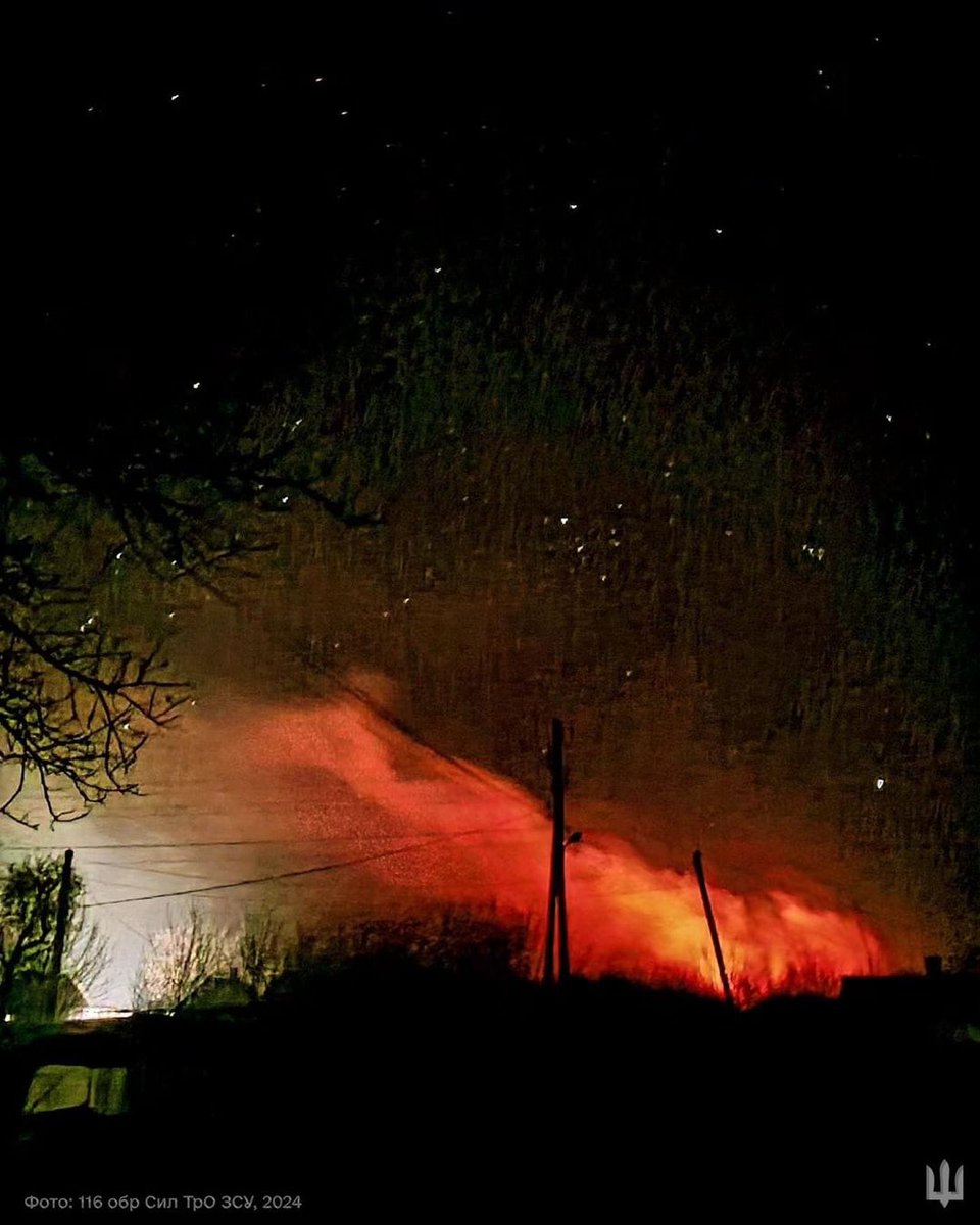 The night sky above the war-torn Mariinka. 📷116 TDF Brigade