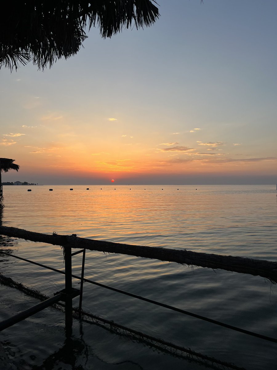 cigaftesex's tweet photo. U and i at sunset ? https://t.co/hoBd6IAyJ0