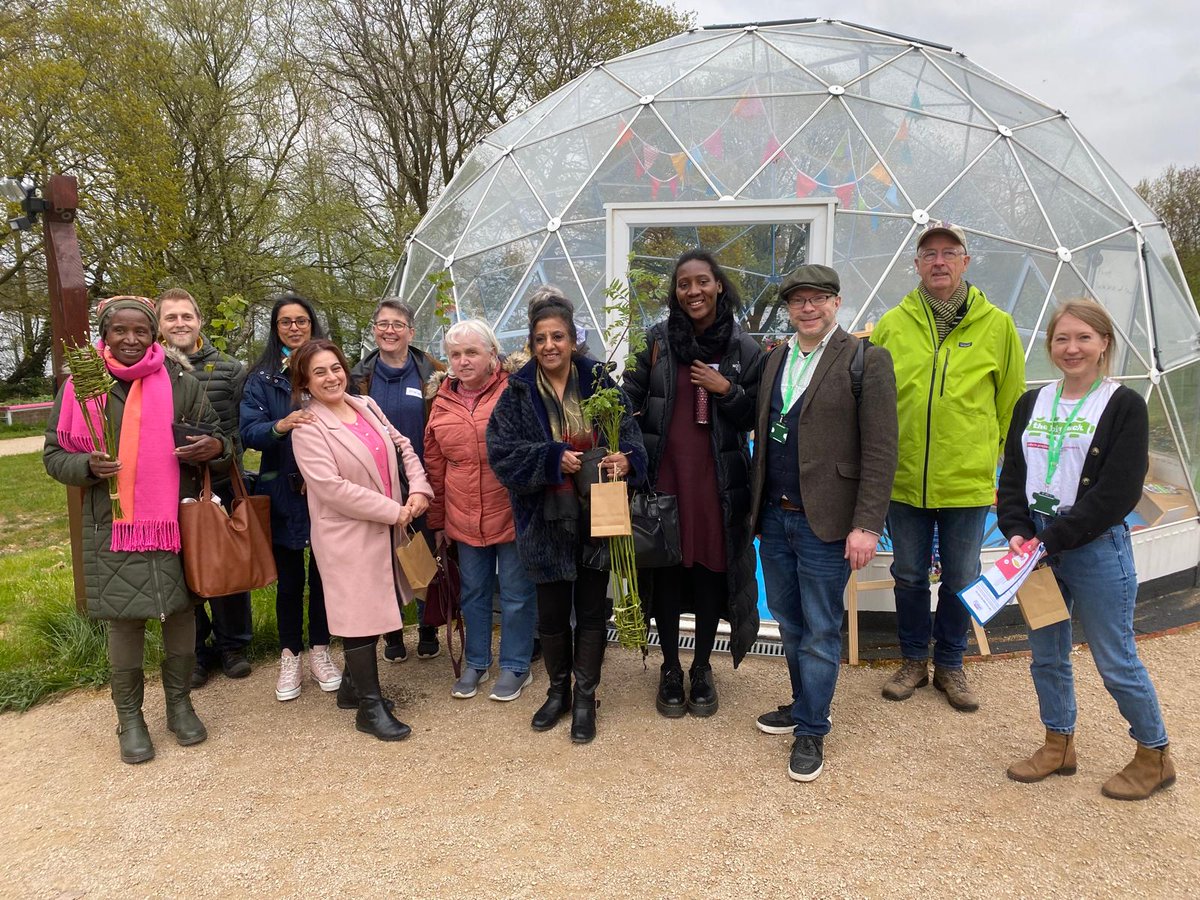 Despite the drizzle over 20 amazing people came from near and far, to @edencommunities Cultivating Community Connections @Bsettlement bearing wide grins and goodies as we shared food, fun and friendship. Thank you to @BhamTreePeople #SharingLibrary and @ERCOBham for your help!