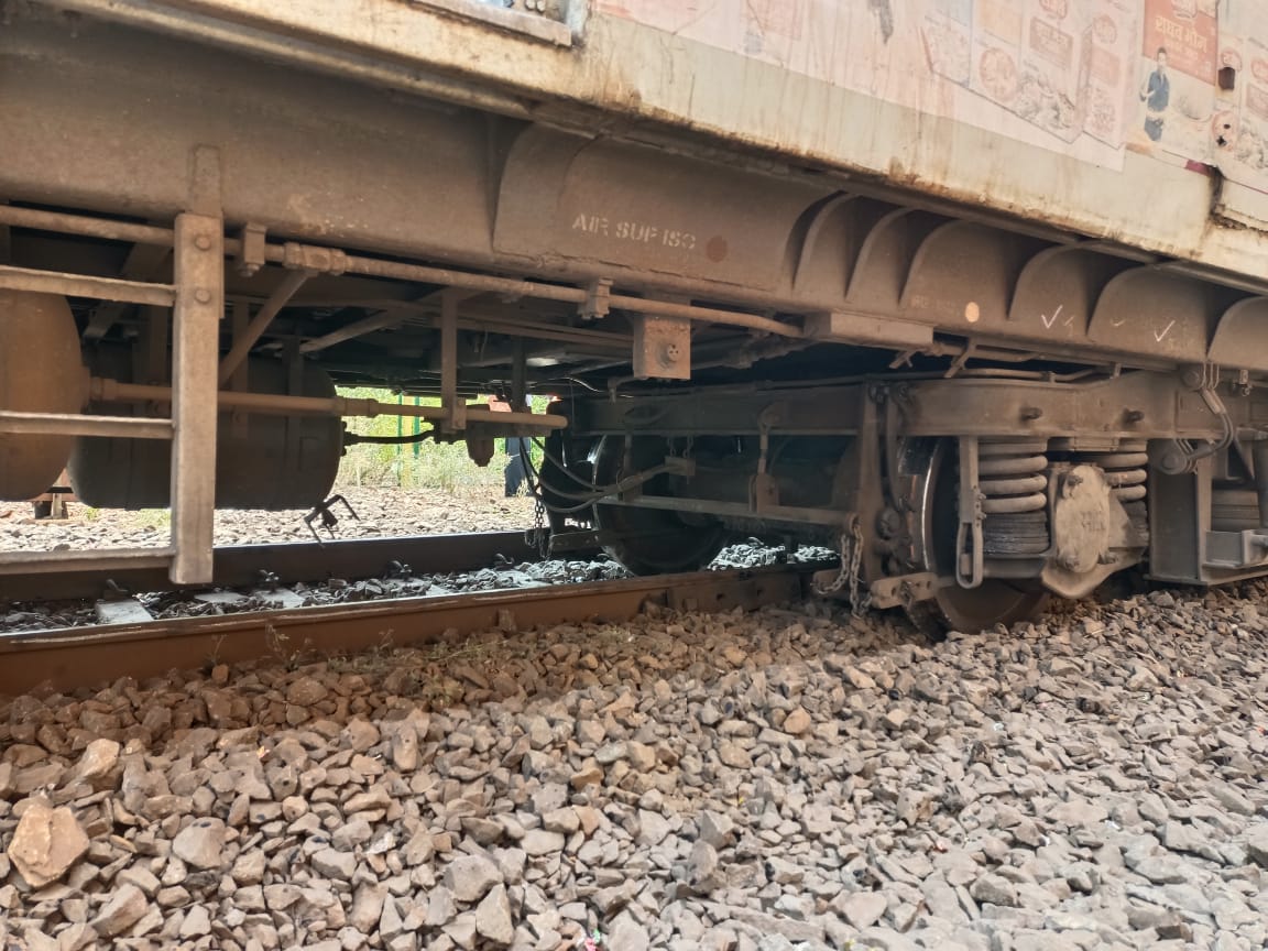 Derailment of #Mumbai local train on harbour line at CSMT, Central Railway HQ station. No injuries. Main line not affected. @mid_day @RailMinIndia