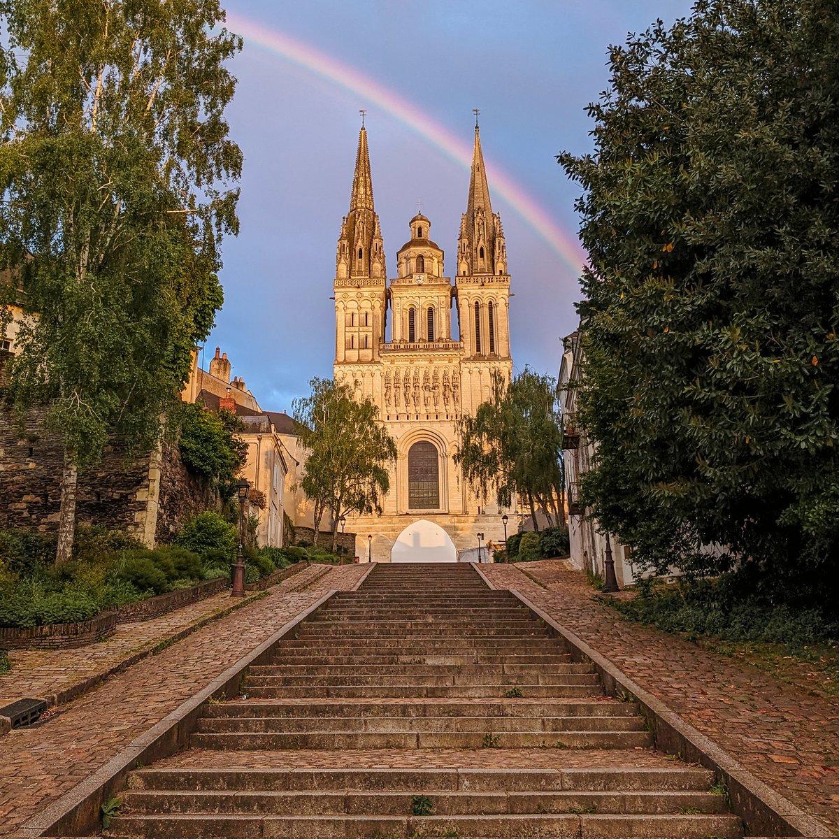 montée Saint-Maurice 🌈 

#instAnjou #Angers #visitAngers #MaineEtLoire #Anjou #jaimelanjou #iGersAnjou #iGersAngers #paysdelaloire #ValDeLoire #myloirevalley #cultureAngers #angerspatrimoines #pixel6a #teamPixel