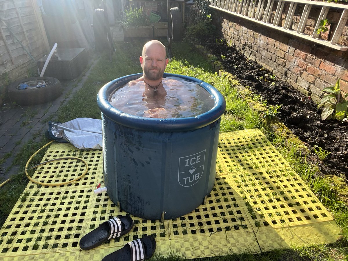 ICE TUB in the sun this morning 💪🧊 #icetub #icetubing #coldwatertherapy #icetubroutine #morningroutine